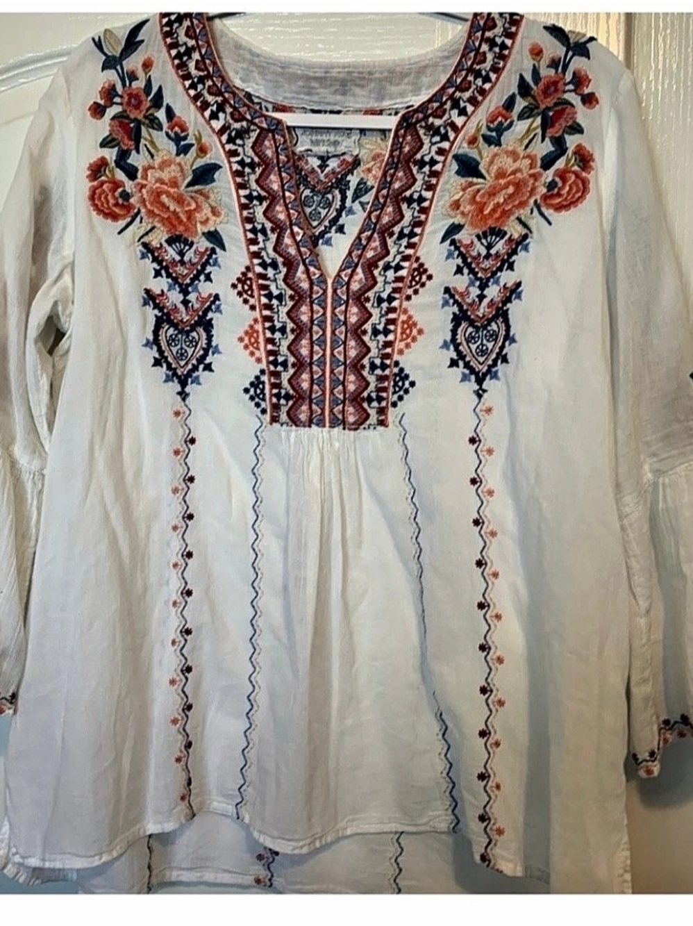 Johnny Was Embroidered Floral Tunic in White Size Medium